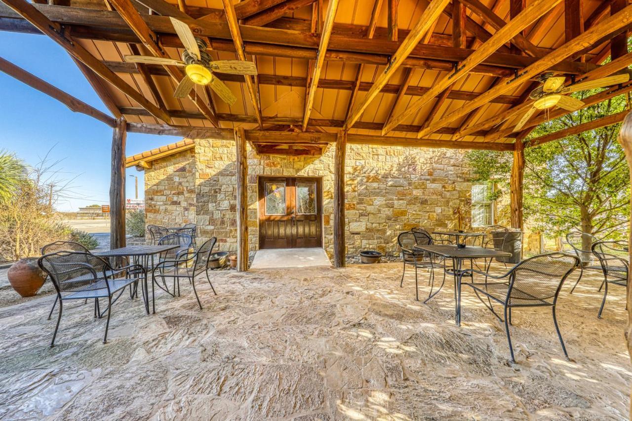 ホテルThe Olive @ Mendelbaum Winery Guest Cabins フレデリックスバーグ エクステリア 写真